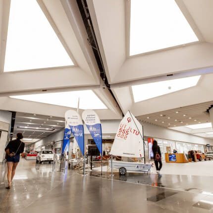 Klaipėdos „Akropolio“ bendrųjų erdvių atnaujinimo darbai artėja link pabaigos: įrengtos nemokamos vaikų žaidimo aikštelės, modernizuojamos alėjos, atidaromos naujos ir atsinaujinusios parduotuvės