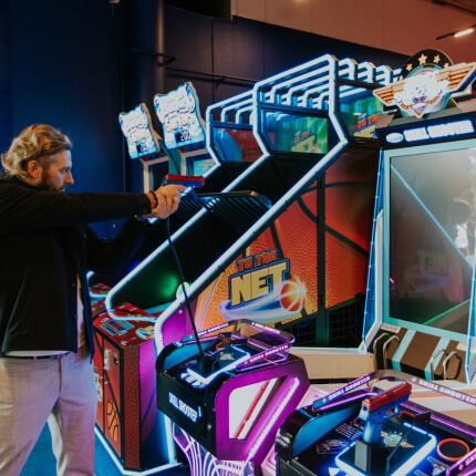 Klaipėdos „Akropolyje“ atidaromas didžiulis pramogų ir batutų parkas – nemokamuose savaitgalio renginiuose dalyvaus I. Kavaliauskaitė ir Kakė Makė