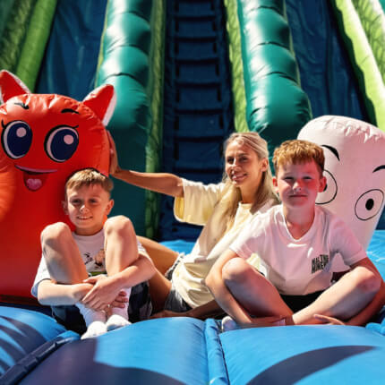 Visą liepos mėnesį šokinėkite iš džiaugsmo – nemokama batutų pramoga Klaipėdos „Akropolyje“