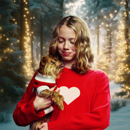 Iš nelegalios šunų veisyklos išgelbėta Ricotta tapo „Akropolio“ kalėdinės reklamos heroje