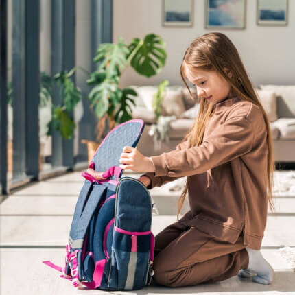 Kineziterapeutė apie klaidas, kurias daro vaikams kuprines perkantys tėvai: pirkti „išaugimui“ rizikinga