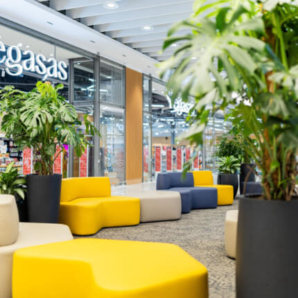 Vilniaus „Akropolyje“ – jaukesnės ir šiuolaikiškesnės bendrosios erdvės: baigtas antrojo aukšto atnaujinimas