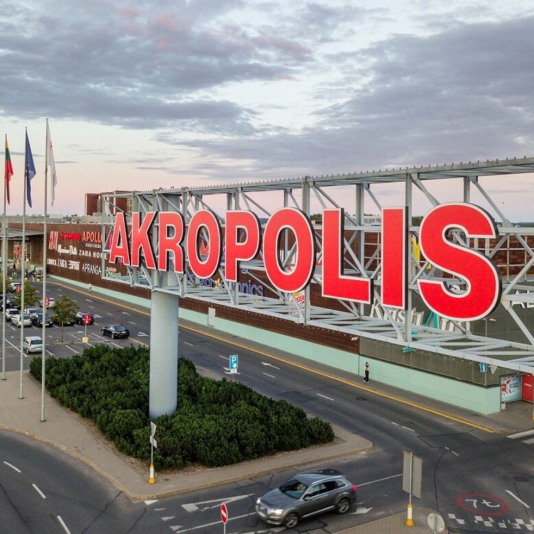 Pavasario staigmena Vilniuje – „Akropolyje“ lankytojus vaišins ledais